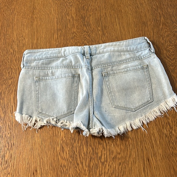 Bullhead size 7 low rise light denim shorts - Picture 3 of 3